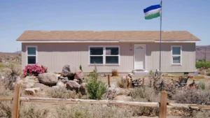 മൊളോസിയ; ഒരു രാജ്യത്തിനകത്തെ മറ്റൊരു രാജ്യം Government house of Molossia