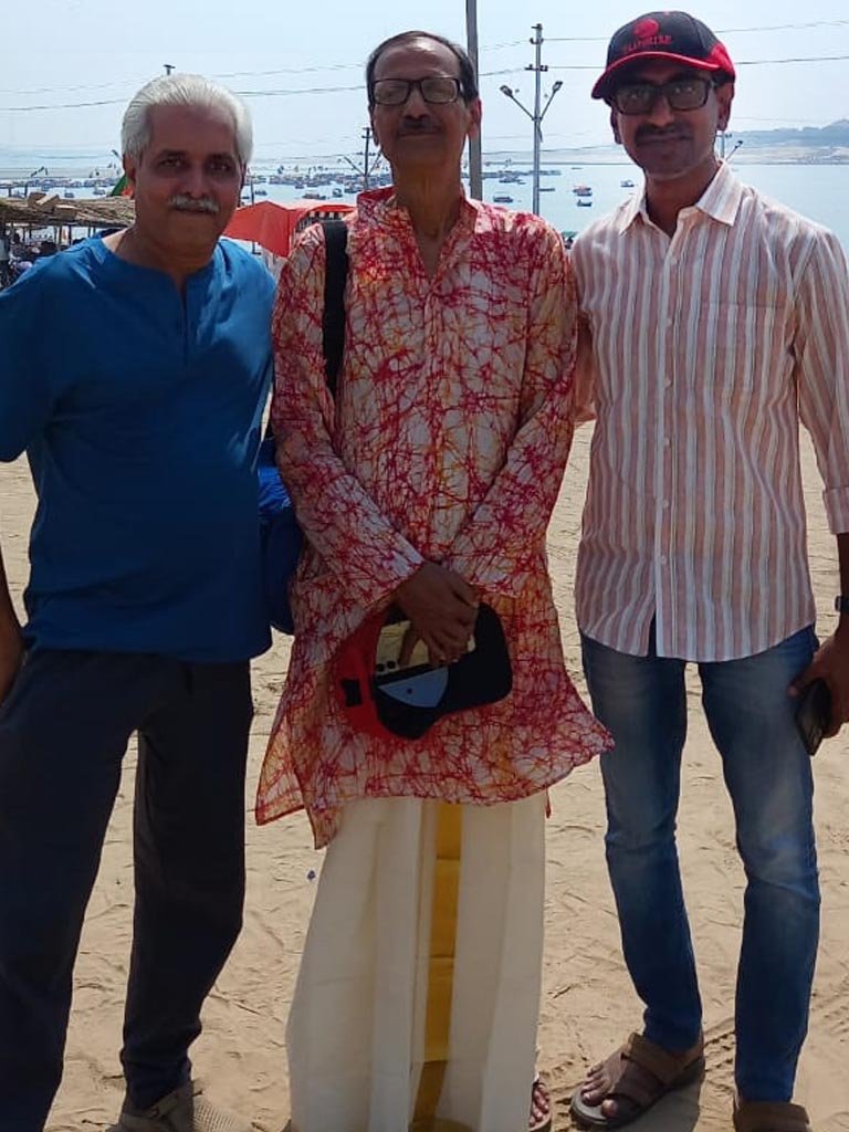 Padmadas with Guide Thapthadas in Varaanasi
